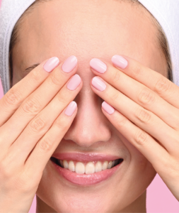 Photo de mains féminines après une dépose de vernis semi-permanent dans un institut de beauté Bodyminute