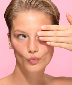 Photo d'un main féminine après une manucure beauté mains dans un institut de beauté Bodyminute