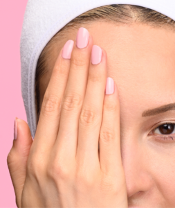 Photo d'un main féminine après une pose américaine d'ongles dans un institut de beauté Bodyminute