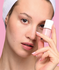 Photo d'une main féminine après une pose de vernis classique dans un institut de beauté Bodyminute