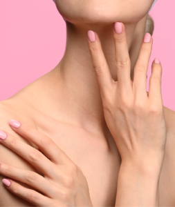 Photo d'un main féminine après une pose de vernis semi permanent dans un institut de beauté Bodyminute